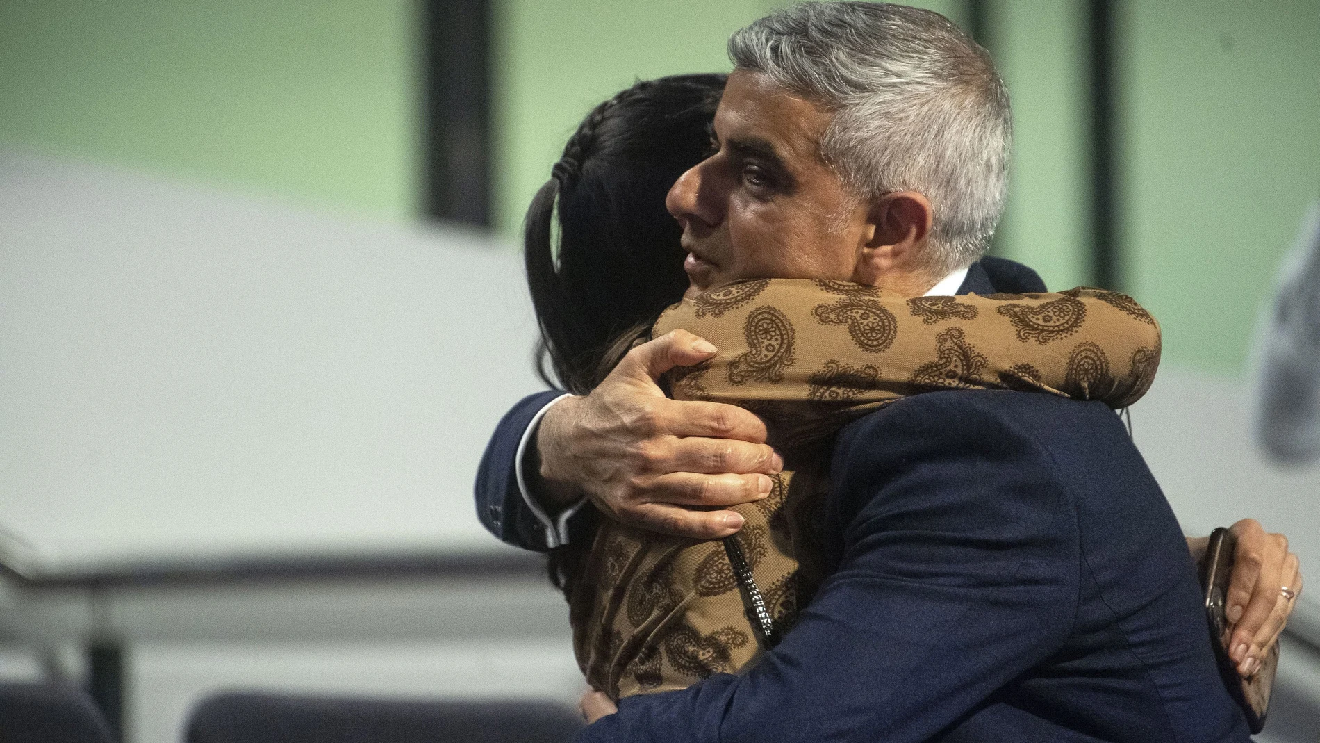 Sadiqu Khan abraza a su hija tras ser reelegido alcalde de Londres
