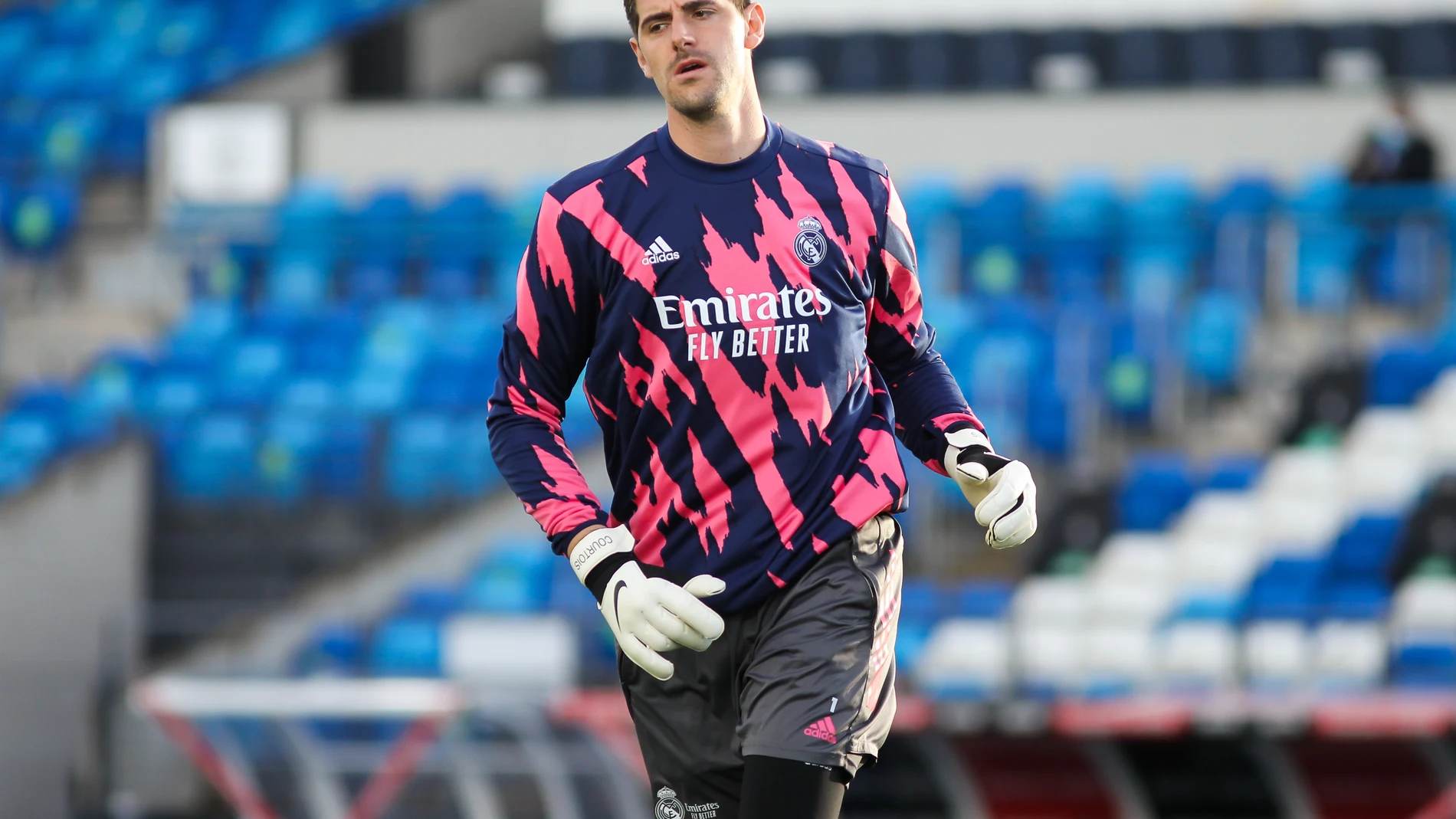 Courtois sale con una modelo