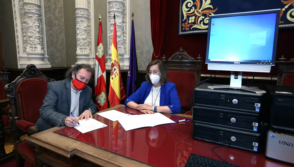 La presidenta de la Diputación de Palencia, Ángeles Armisén, entrega los ordenadores