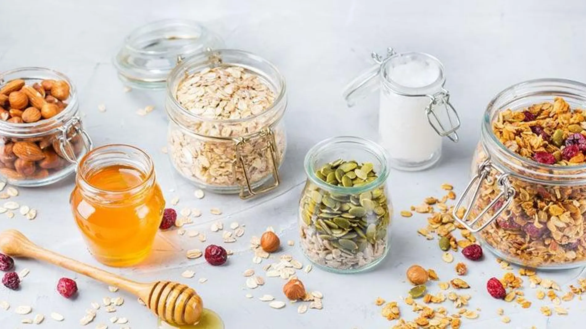 El desayuno ideal es una bebida vegetal con copos de avena al microondas para que se cocinen con un café o té y una pieza de fruta con s frutos secos