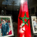 Bandera de Marruecos junto a un retrato del rey Mohamed VI