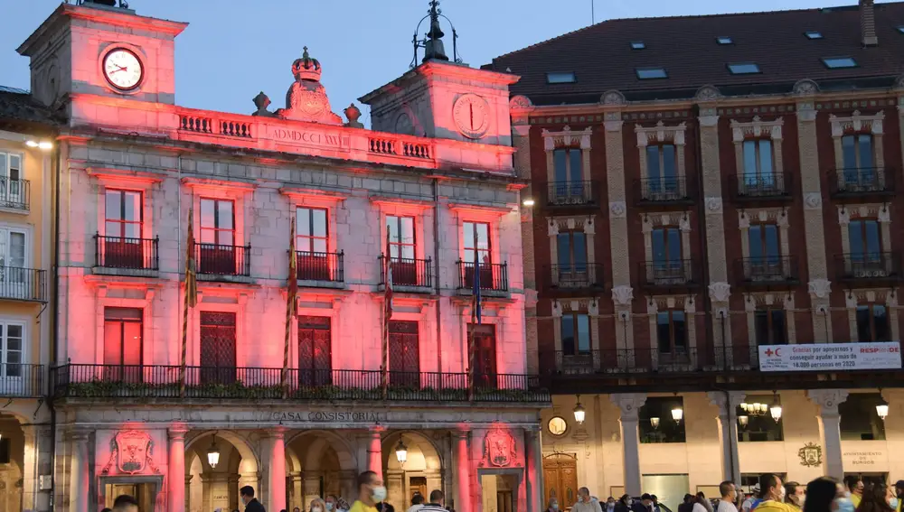 El Ayuntamiento de Burgos celebra el Día Mundial de Cruz Roja con una pancarta e iluminando de rojo su fachada