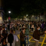 Varios jóvenes en una calle de Barcelona, durante la primera noche sin el estado de alarma