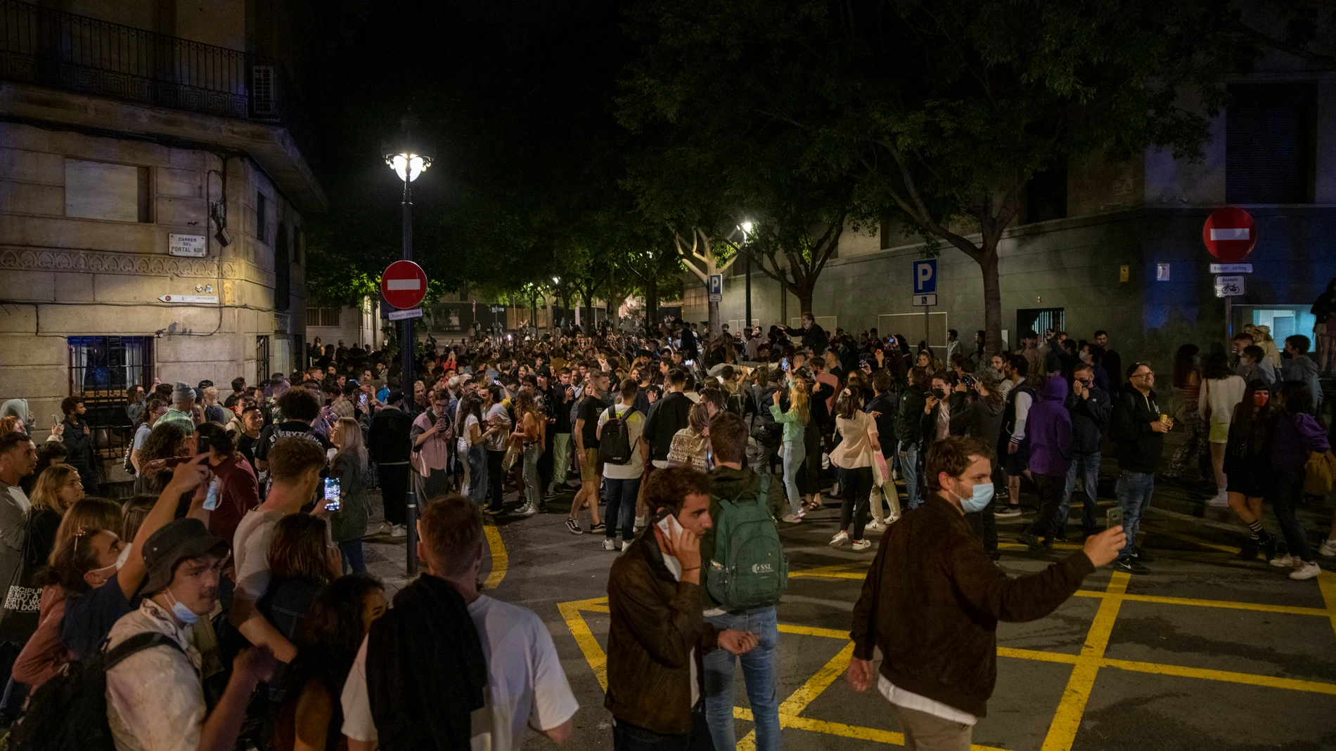 Varios jóvenes en una calle de Barcelona, durante la primera noche sin el estado de alarma