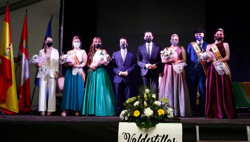 El presidente de la Diputación de Valladolid, Conrado Íscar, junto a las Damas y la Reina de las Fiestas de Valdestillas