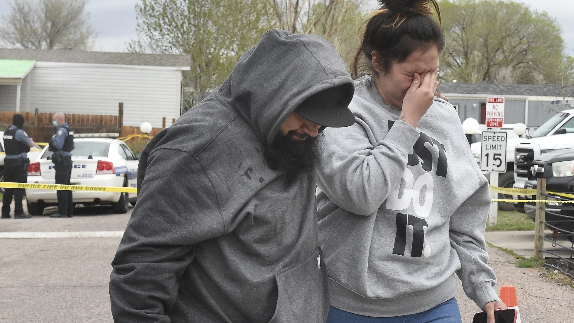 Freddy Márquez y su esposa, Nubia Márquez, cerca del lugar donde su madre y otros miembros de su familia murieron en un tiroteo en Colorado Springs, Colorado