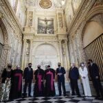 El presidente de la Junta de Andalucía, Juanma Moreno (4d), acompañado el embajador del Vaticano en España, Bernardito Cleopas (c), entre otras personalidades, ayer en la capilla del Espíritu Santo de la Mézquita/Catedral de Córdoba