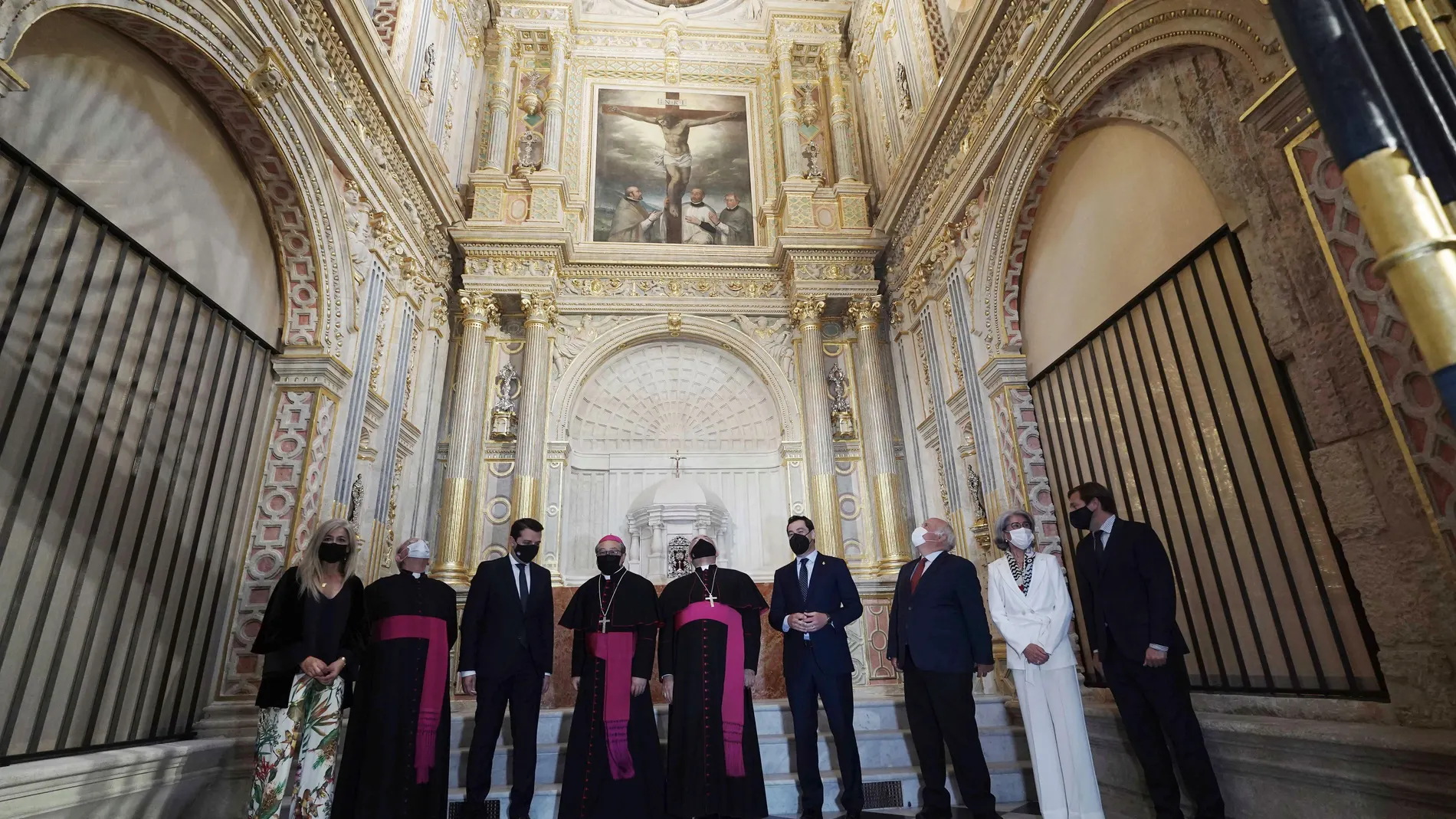 El presidente de la Junta de Andalucía, Juanma Moreno (4d), acompañado el embajador del Vaticano en España, Bernardito Cleopas (c), entre otras personalidades, ayer en la capilla del Espíritu Santo de la Mézquita/Catedral de Córdoba