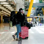 Un chico con el equipaje en la T4 del aeropuerto Adolfo Suárez, Madrid-Barajas