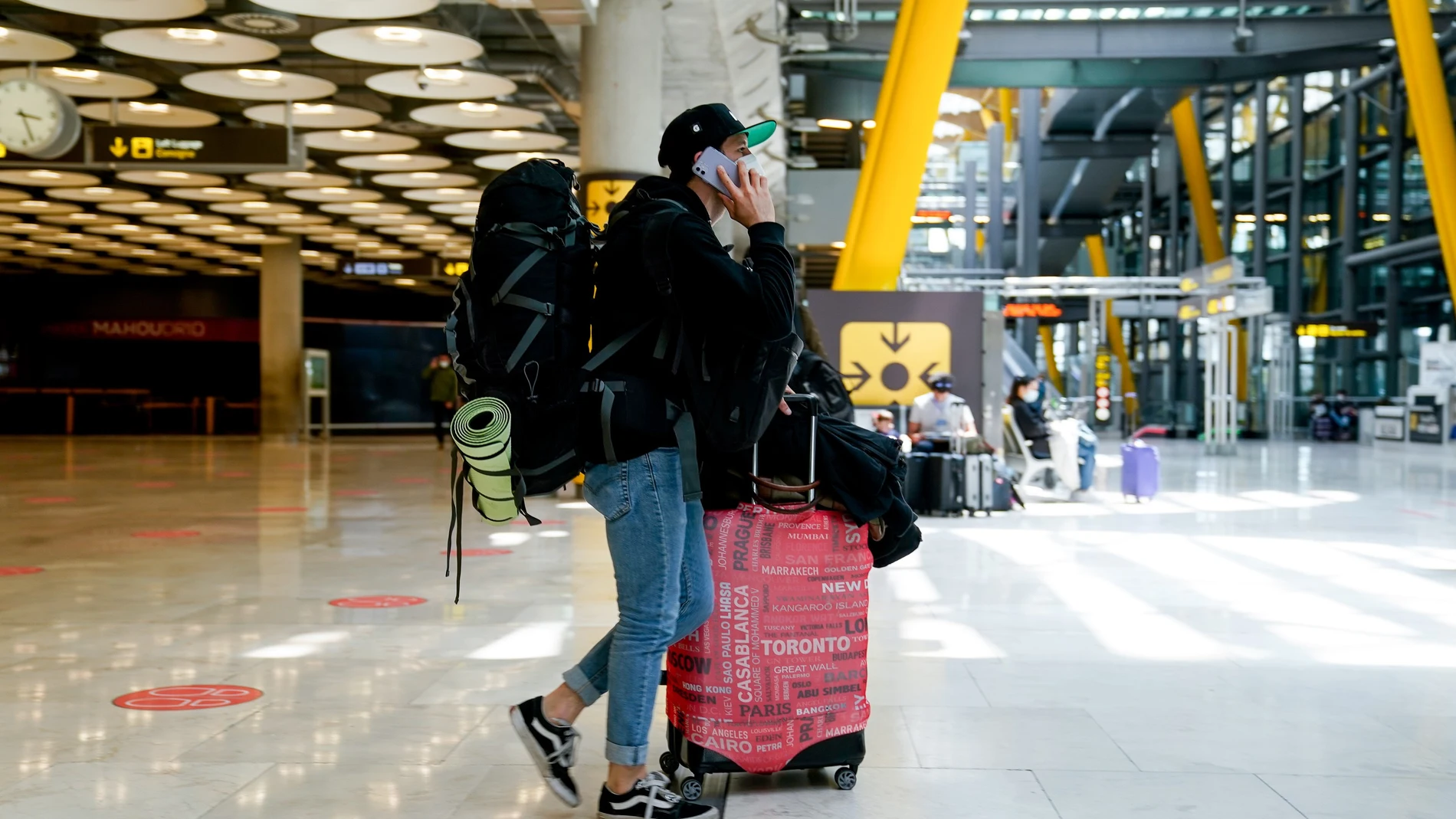 Un chico con el equipaje en la T4 del aeropuerto Adolfo Suárez, Madrid-Barajas