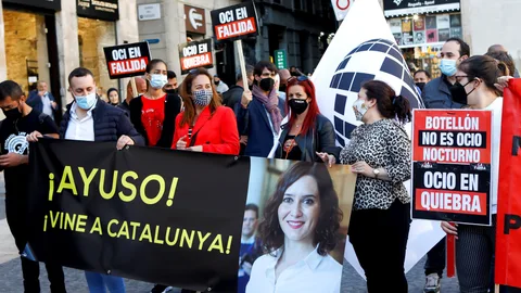 Empresarios, trabajadores y representantes del ocio nocturno concentrados en la plaza Sant Jaume de Barcelona.