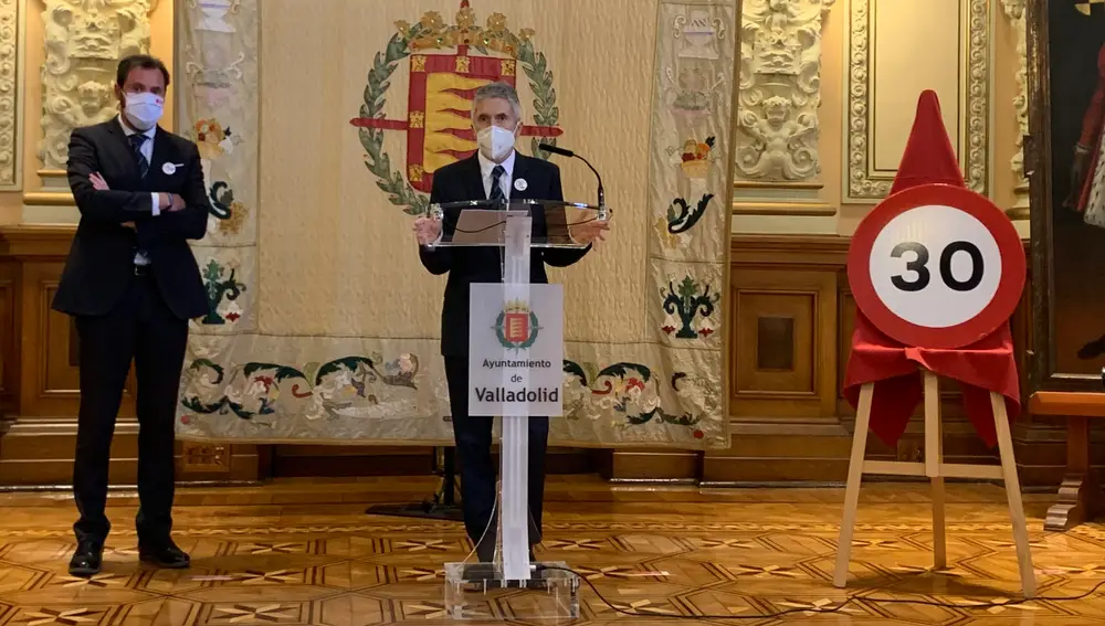 El ministro del Interior, Fernando Grande-Marlaska, en rueda de prensa en el Ayuntamiento de Valladolid.