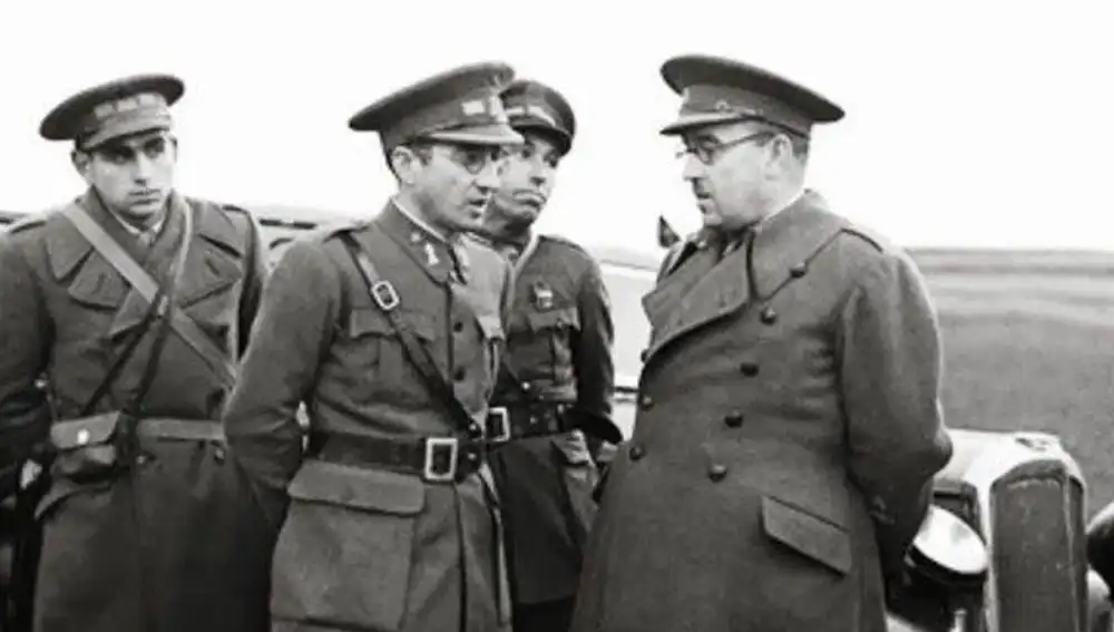 El general republicano Vicente Rojo con varios de sus oficiales durante la guerra