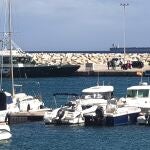 Dos vecinos de La Línea de la Concepción (Cádiz), de 41 y 19 años, han fallecido este lunes tras caer al mar debido al naufragio de la embarcación en la que navegaban