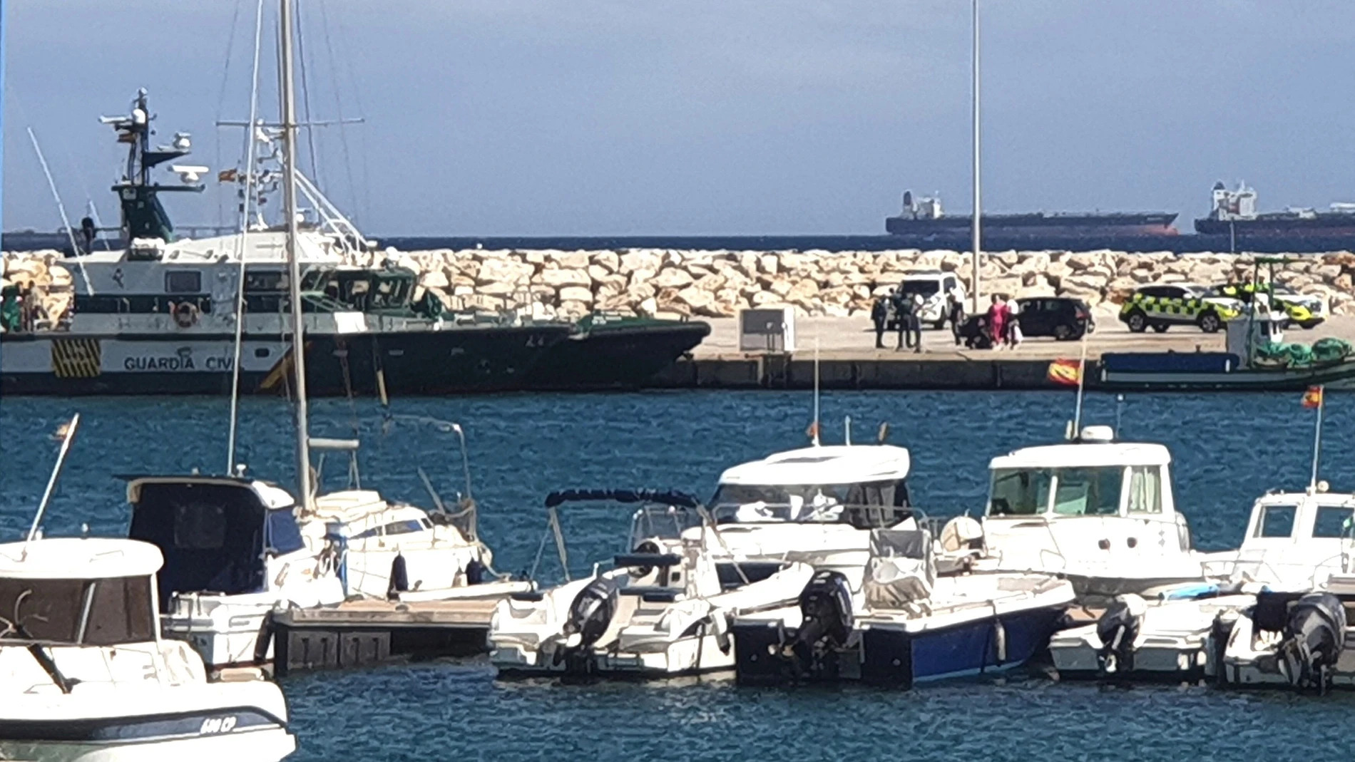 Dos vecinos de La Línea de la Concepción (Cádiz), de 41 y 19 años, han fallecido este lunes tras caer al mar debido al naufragio de la embarcación en la que navegaban