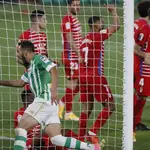 El delantero del Betis, Borja Iglesias, tras conseguir el segundo gol del equipo bético. EFE/Jose Manuel Vidal.