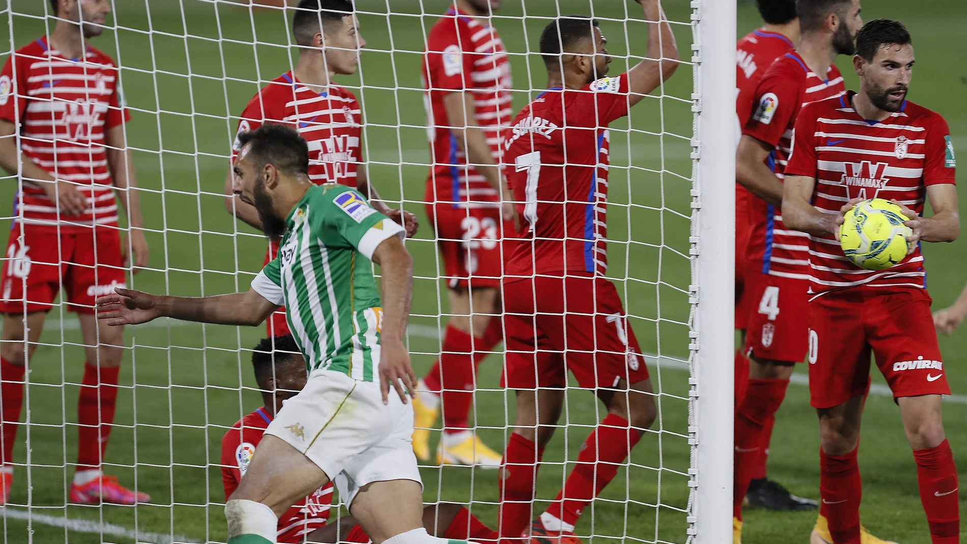 El delantero del Betis, Borja Iglesias, tras conseguir el segundo gol del equipo bético. EFE/Jose Manuel Vidal.