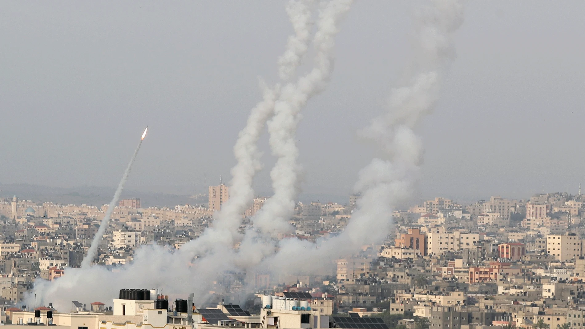 Hamás lazó siete salvas de cohetes e Israel respondió con ataques aéros sobre la Franja de Gaza