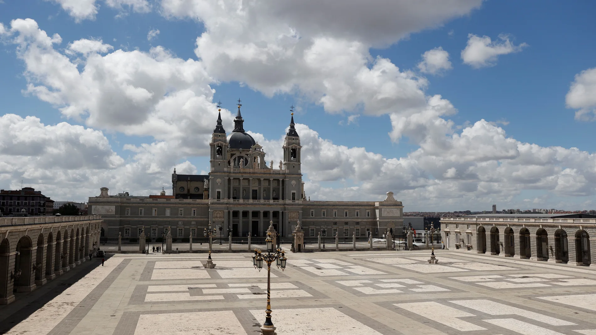 La plaza de la Armería del Palacio Real con la catedral de la Almudena al fondo