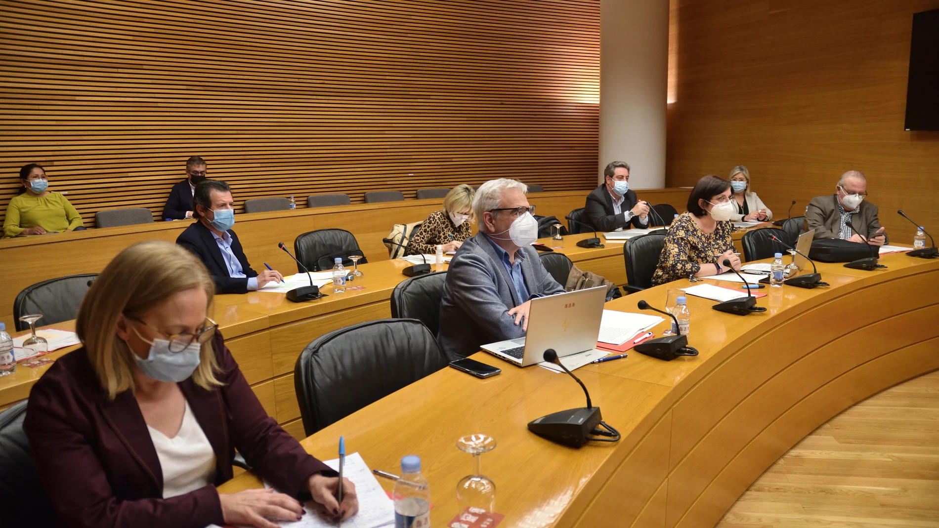 Las diputada Rosa Peris (I) y Estefanía Blanes (d), en la Comisión de Justicia de Les Corts.