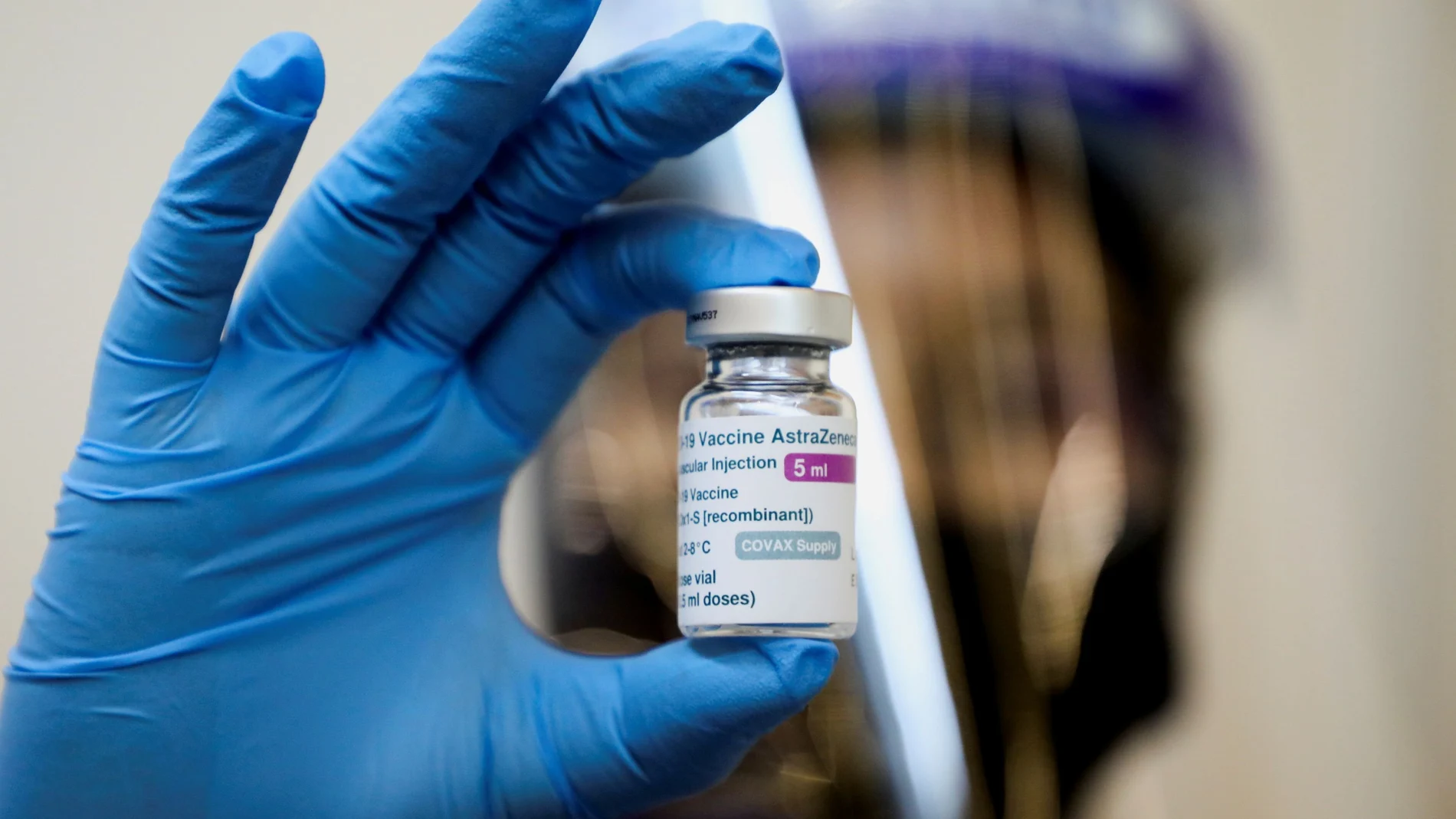 Una sanitario sostiene la vacuna contra la Covid-19 de AstraZeneca