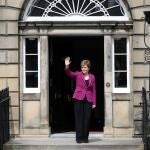 Nicola Sturgeon saluda al llegar a la Blue House, la residencia oficial de la ministra principal de Escocia