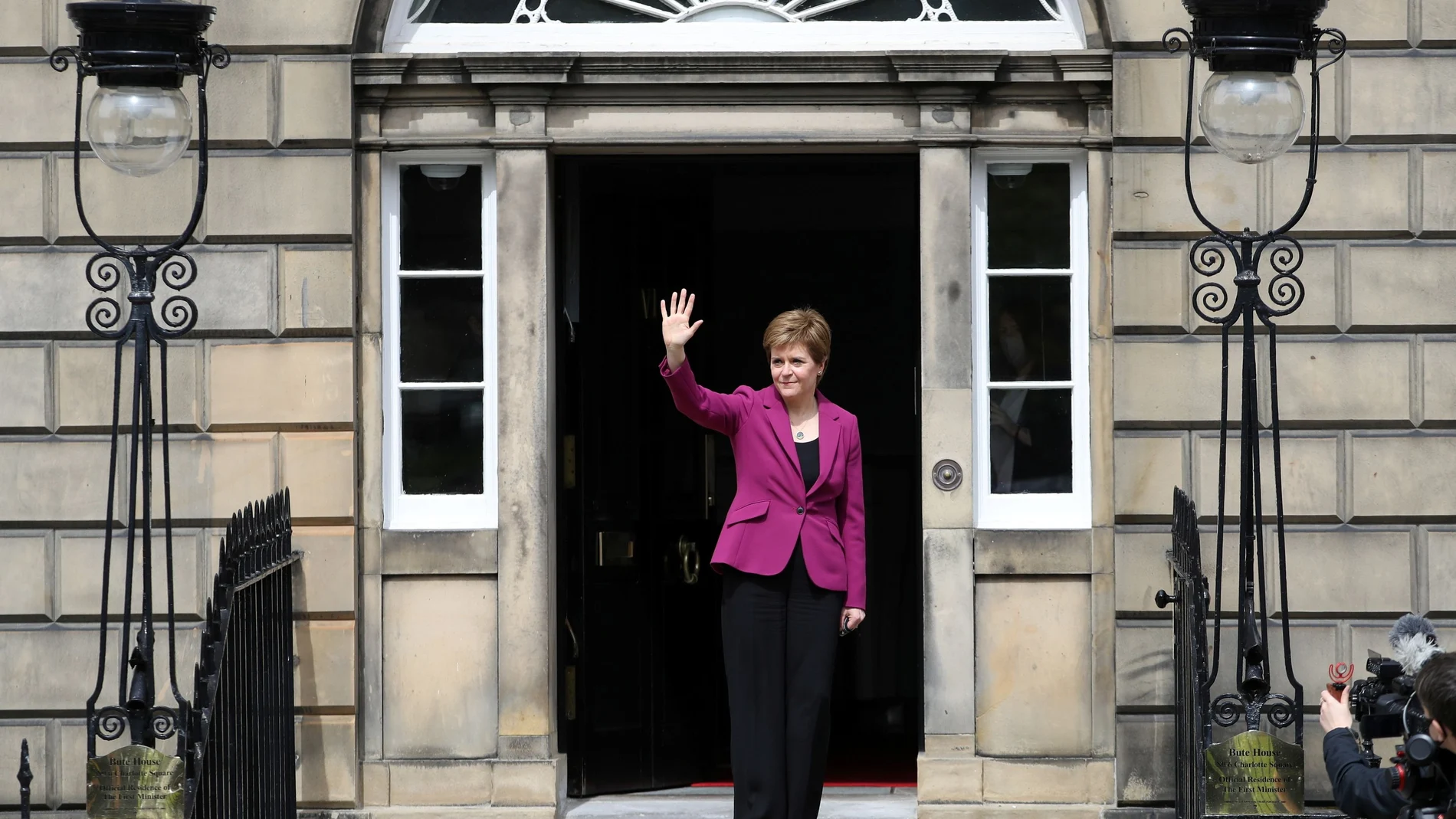 Nicola Sturgeon saluda al llegar a la Blue House, la residencia oficial de la ministra principal de Escocia