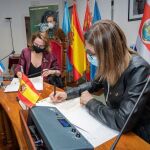 Momento de la firma entre la alcaldesa de Aranda de Duero, Raquel González, y la embajadora de Costa Rica en España, Ana Helena Chacón