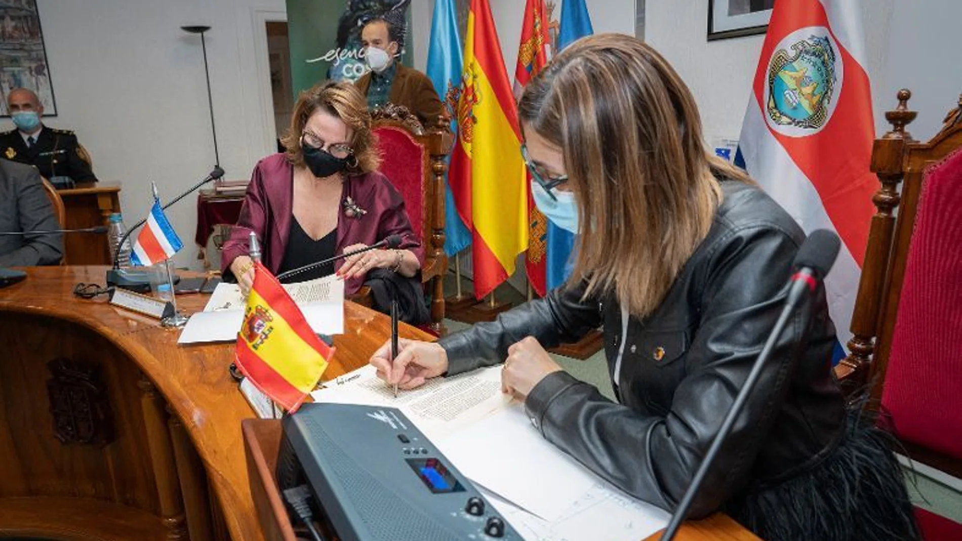 Momento de la firma entre la alcaldesa de Aranda de Duero, Raquel González, y la embajadora de Costa Rica en España, Ana Helena Chacón