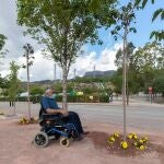 Antonio, un vecino del barrio lorquino de la Viña, junto a uno de los nueve árboles que se han plantado en el Parque 11 de Mayo, en homenaje a las nueve víctimas del terremoto de Lorca de 2011, que ha sido inaugurado este lunes.