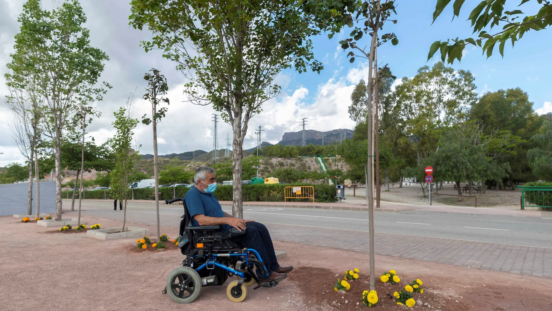 Antonio, un vecino del barrio lorquino de la Viña, junto a uno de los nueve árboles que se han plantado en el Parque 11 de Mayo, en homenaje a las nueve víctimas del terremoto de Lorca de 2011, que ha sido inaugurado este lunes.