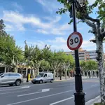 Señales en la calle Vara de Rey (Logroño) con prohibición de circular a más de 30 kilómetros por hora