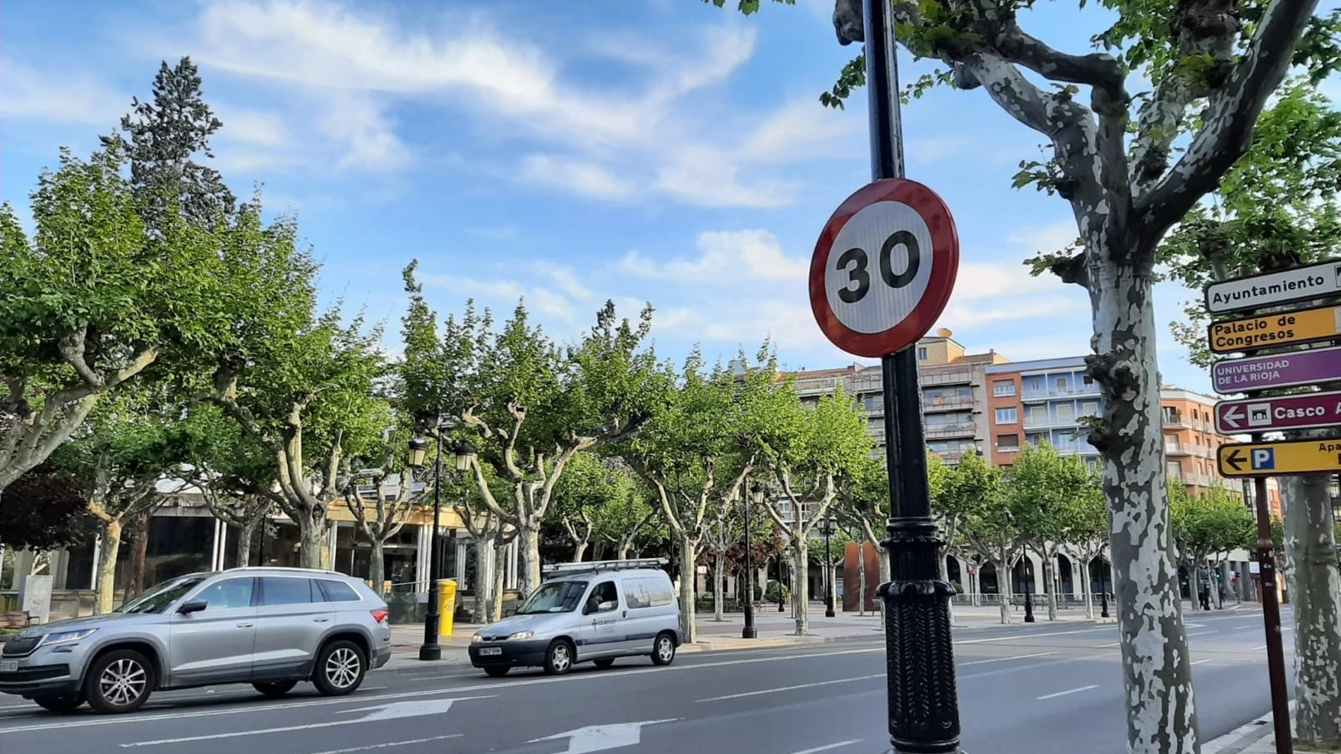 Señales en la calle Vara de Rey (Logroño) con prohibición de circular a más de 30 kilómetros por hora