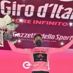 Filippo Ganna, con el maillot rosa de líder del Giro