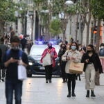 Varias personas caminan por la calle Fuencarral