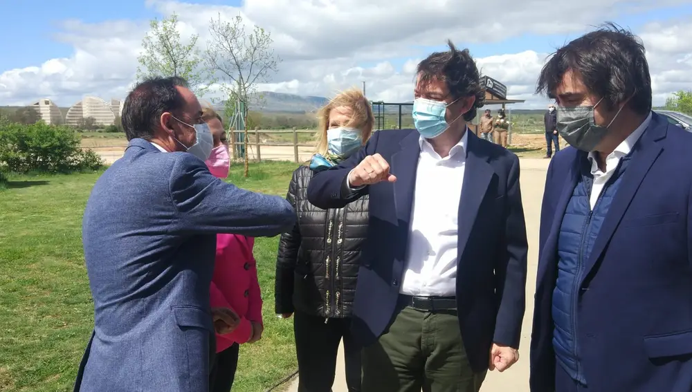Mañueco saluda al presidente de la Diputación de Soria (I) junto al consejero de Medio Ambiente (D).EUROPA PRESS10/05/2021