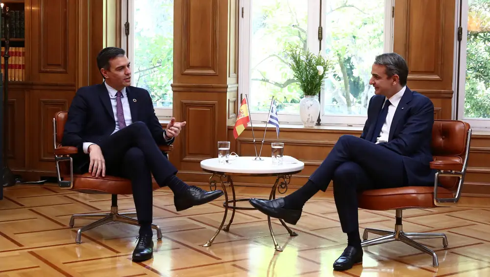 Athens (Greece), 10/05/2021.- A handout photo made available by the Spanish Prime Minister's Office shows Spanish Prime Minister, Pedro Sanchez (L), meeting his Greek counterpart, Kyrianos Mitsotakis (R), in Athens, Greece, 10 May 2021. (Grecia, España, Atenas) EFE/EPA/FERNANDO CALVO / MONCLOA HANDOUT HANDOUT EDITORIAL USE ONLY/NO SALES