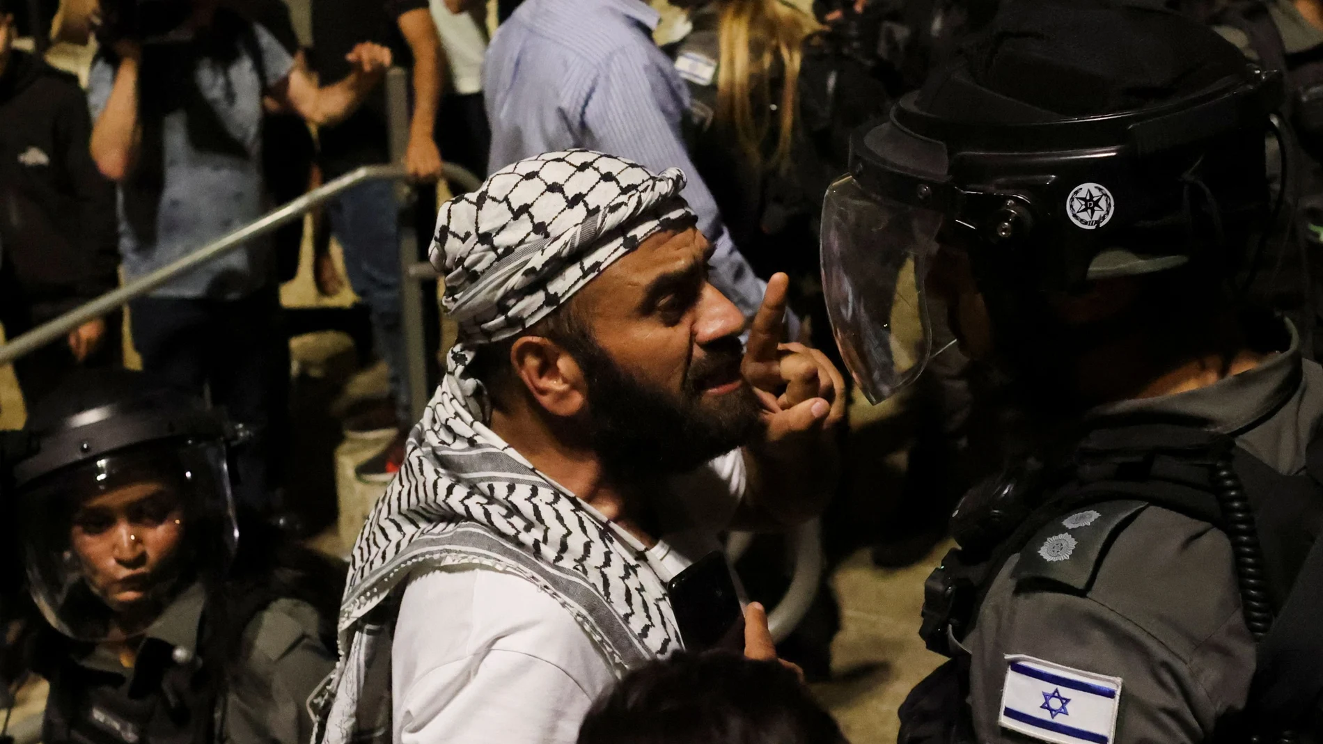 Un palestino discute con un policía israelí junto a la entrada de la Ciudad Vieja de Jerusalén el 9 de mayo de 2021
