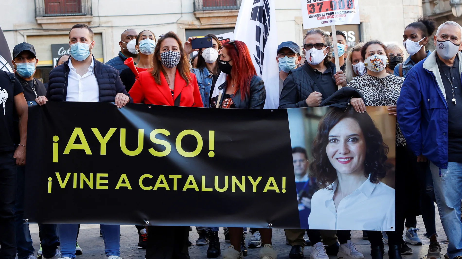 Empresarios, trabajadores y representantes del ocio nocturno se han concentrado este lunes en la plaza Sant Jaume de Barcelona para reclamar a la administración un plan de reapertura urgente.