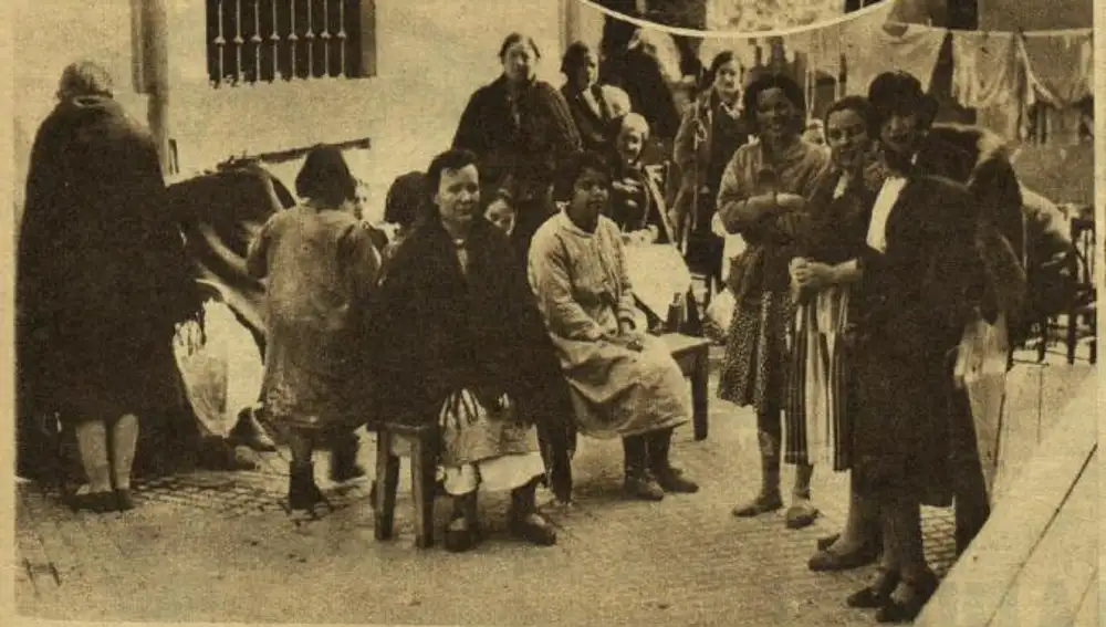 Magda Donato, en el patio del manicomio junto a otras mujeres internas