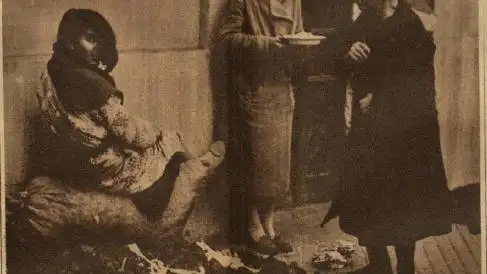 Magda Donato infiltró una cámara de fotos en el manicomio para captar las imágenes de las enfermas