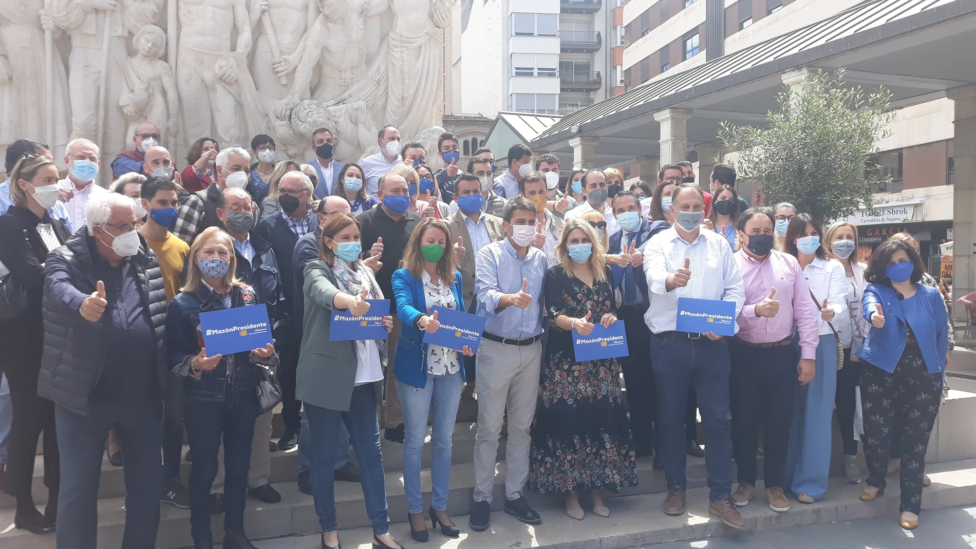 Carlos Mazón junto a compañeros del partido en Castelló