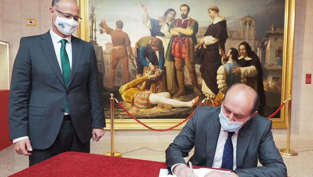 El Procurador del Común visita la exposición ‘Comuneros. 500 años’. En la imagen, junto al presidente de la institución, Luis Fuentes, firma en el libro conmemorativo de la exposición donde diferentes responsables públicos están dejando constancia de su visita a la muestra