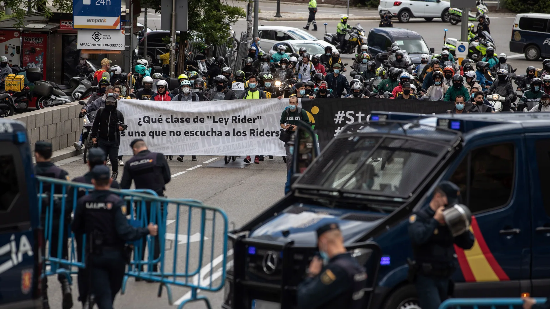 Alrededor de 300 "riders" pro-autónomos protestan frente al Congreso de los Diputados contra la aprobación de la "Ley Rider"