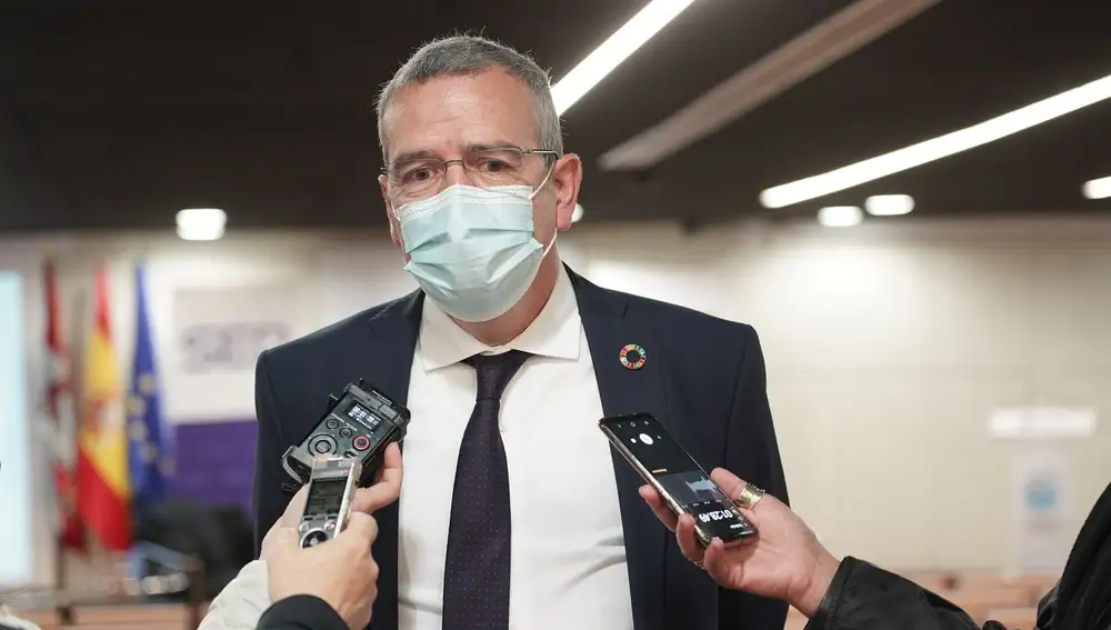 El secretario general para el reto demográfico del gobierno de España, Francesc Boya, atiende a los medios de comunicación antes de participar en un acto en el CES
