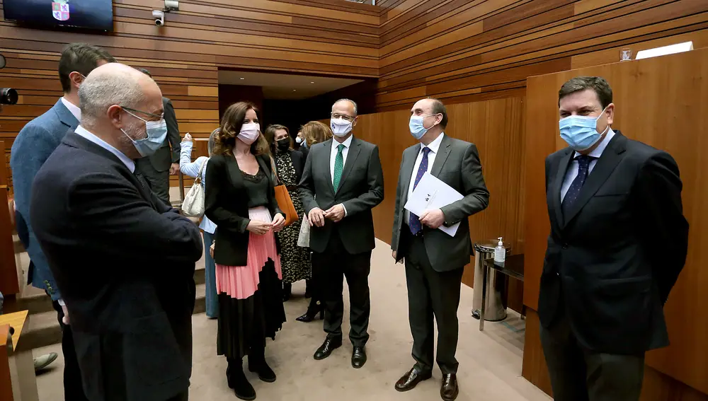 El Procurador del Común de Castilla y León, Tomás Quintana López, conversa con el presidente de las Cortes, Luis Fuentes, y con los consejeros Francisco Igea, Carlota Amigo y Carlos Fernández Carriedo, antes de presentar el informe anual de la institución correspondiente a 2020 en el pleno de las Cortes