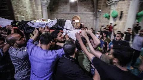 Palestinos llevan el cuerpo de un líder de la Yihad Islámica muerto en los ataques de Israel la pasada semana