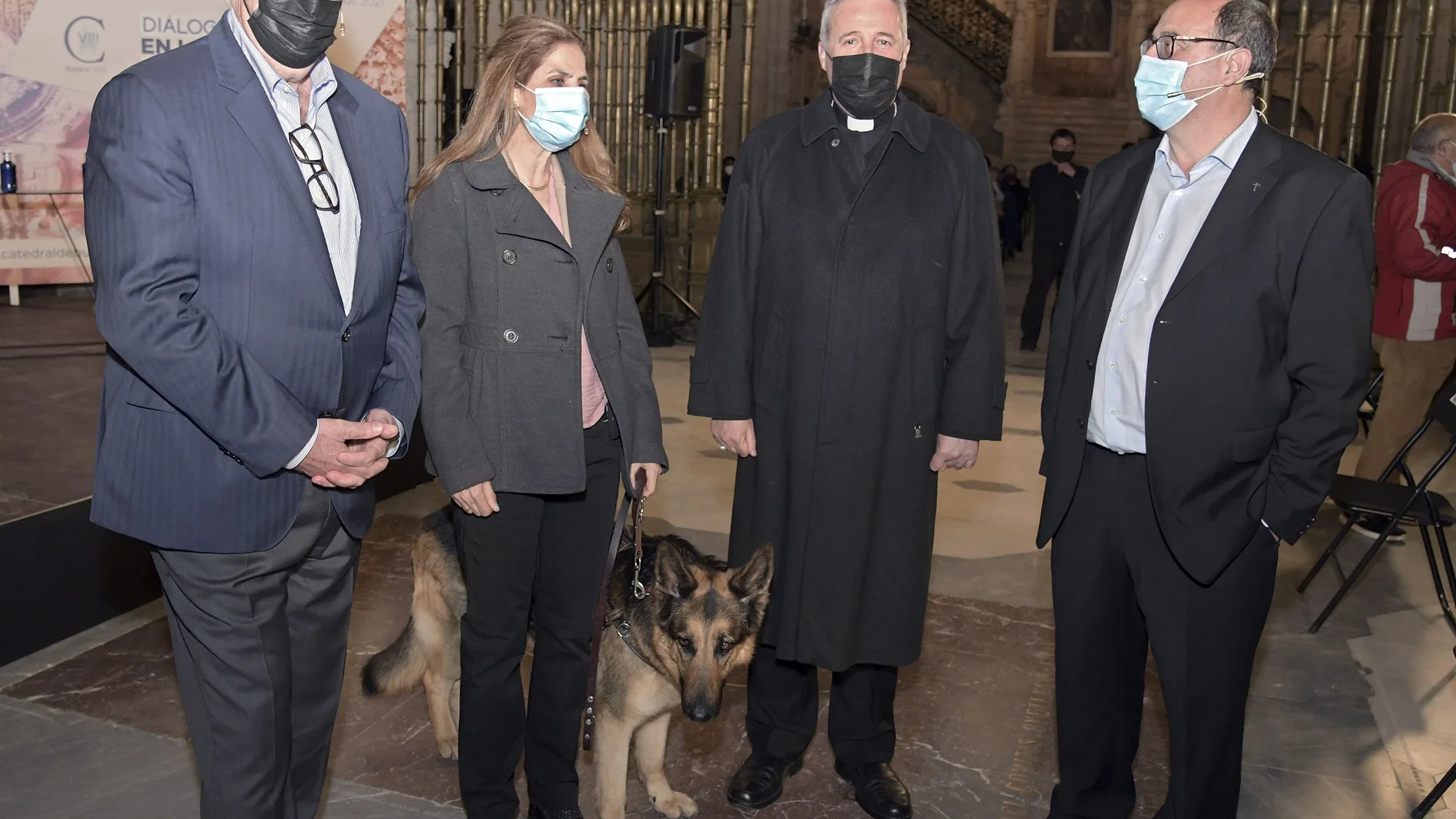 Vicente del Bosque (I), y Purificación Santamarta (2I), acompañados por el arzobispo y presidente de la Fundación VIII Centenario de la Catedral. 2021, Mario Iceta (2D), y el decano de la Facultad de Teología, José Luis Cabria (D)