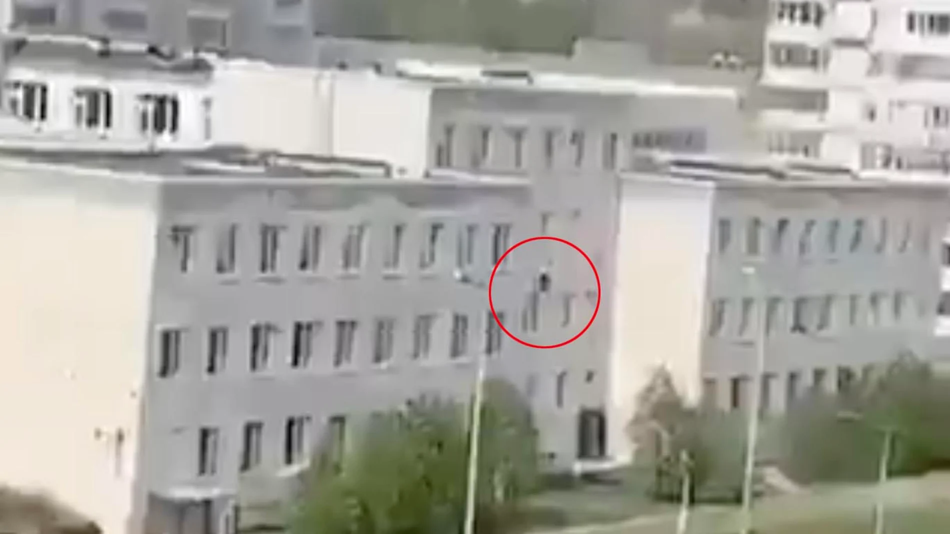 Un alumno del colegio de Kazan salta desde una ventana para escapar del atacante