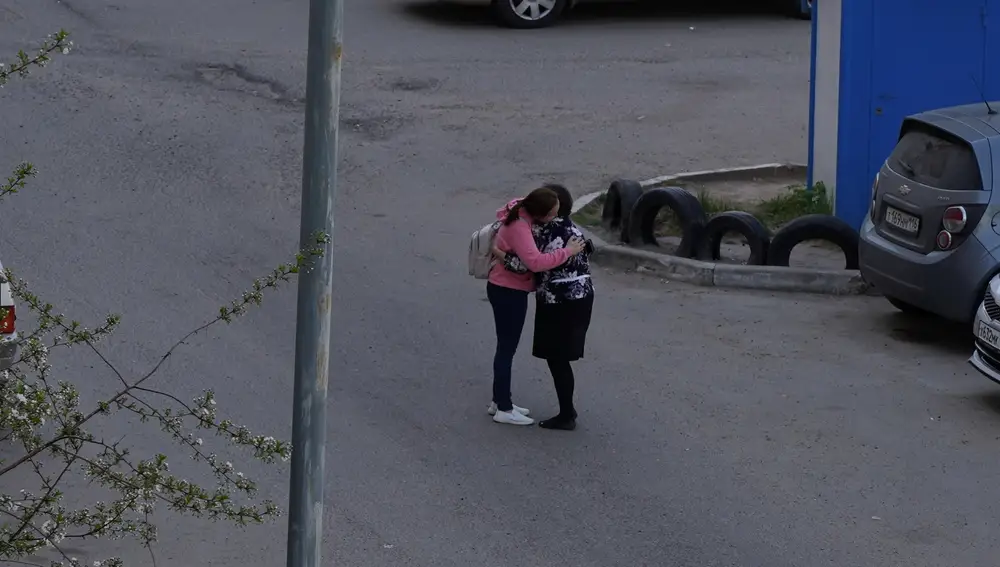 Una madre abraza a su hija tras el tiroteo en Kazan